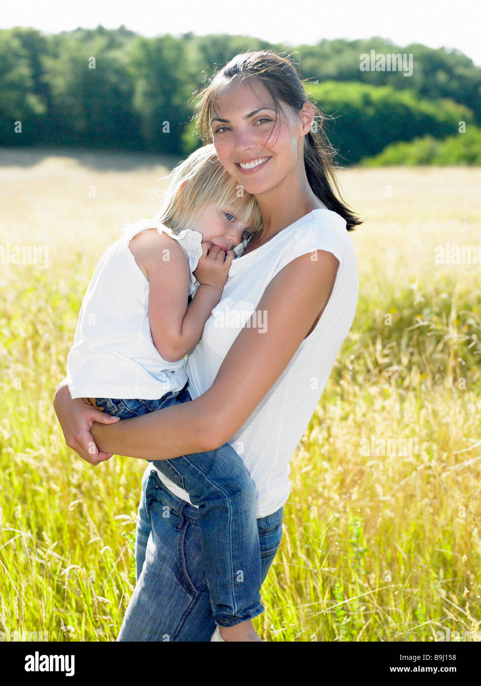 Mutter und Tochter in einem Feld Stockfoto