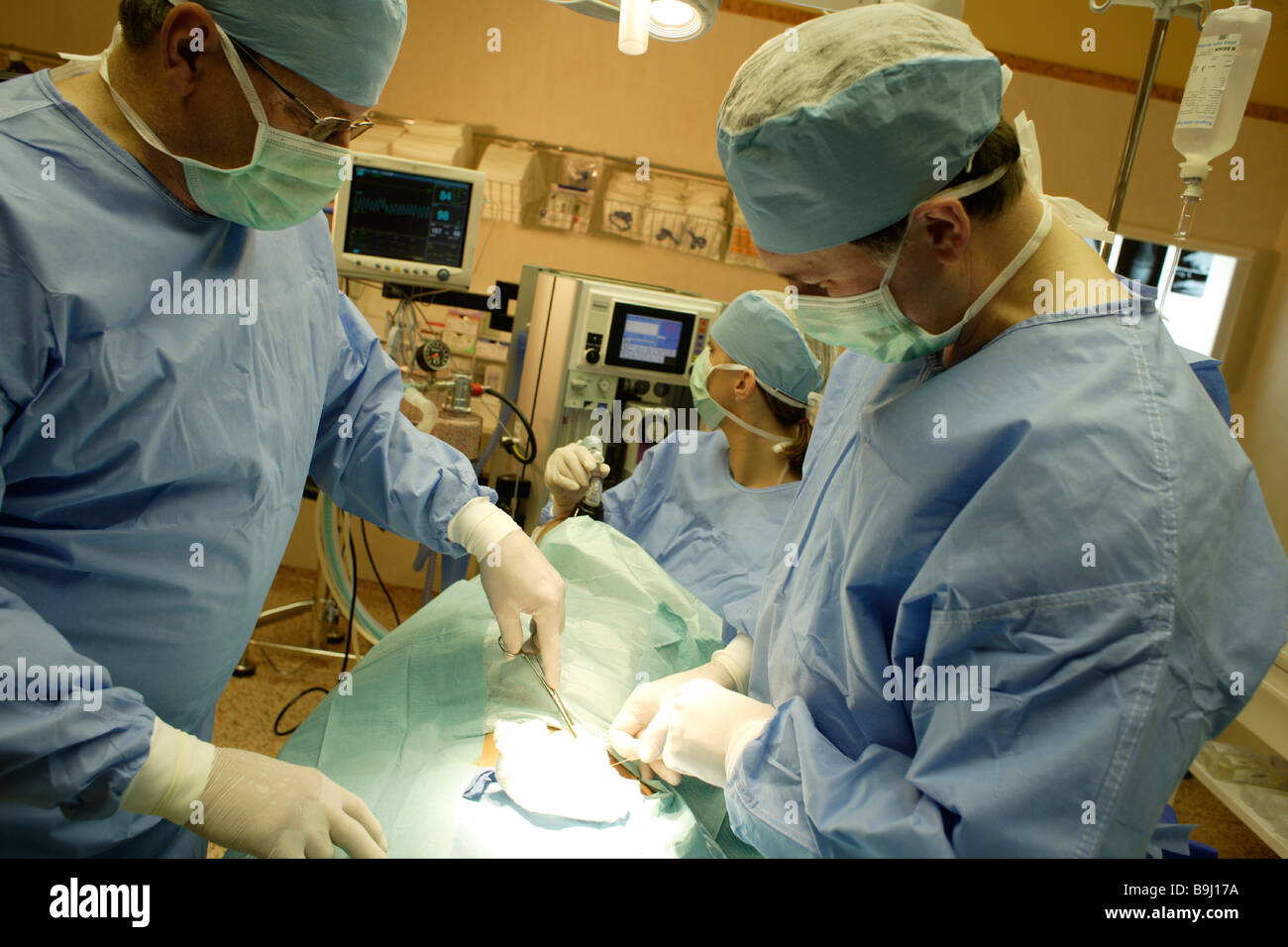 Ärzte im OP-Saal Stockfoto