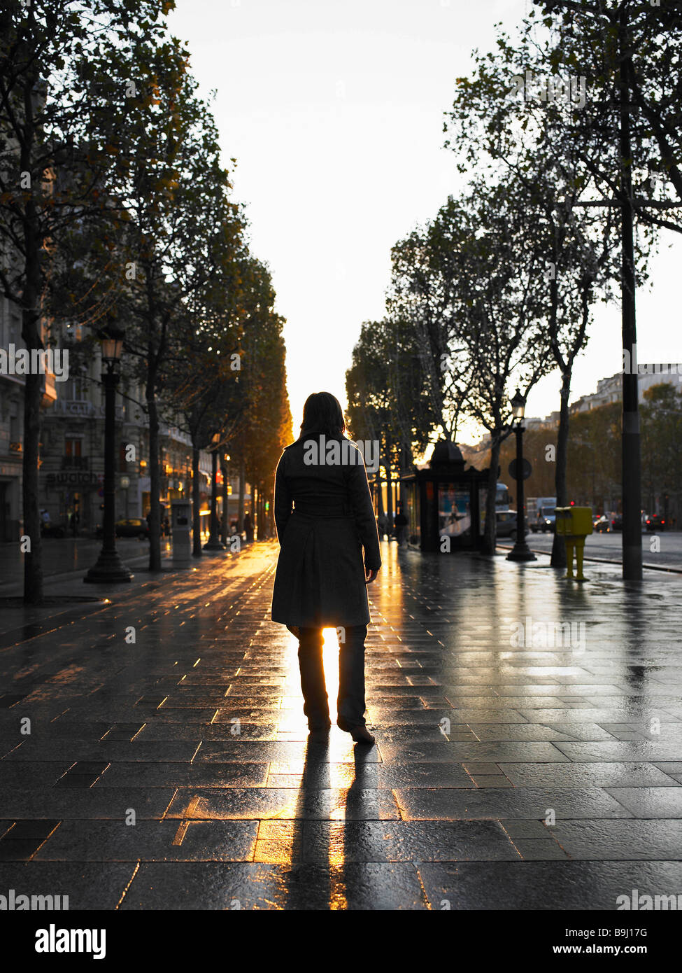 Frau zu Fuß auf den Champs-Elysées Stockfoto