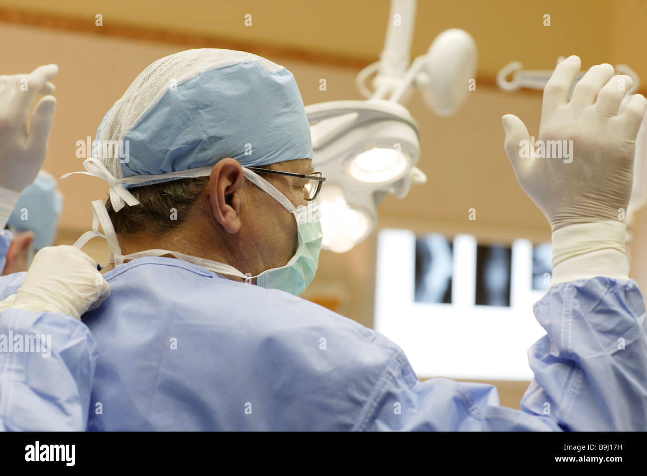 Chirurgen setzen auf Scrubs vor operation Stockfoto