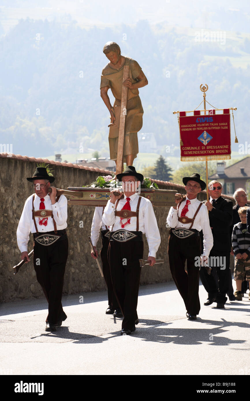 Italien Südtirol Brixen Prozession Männer Saint-Figur tragen andächtig April 2007 außerhalb Custom-Haube Bressanone Brixen Stockfoto