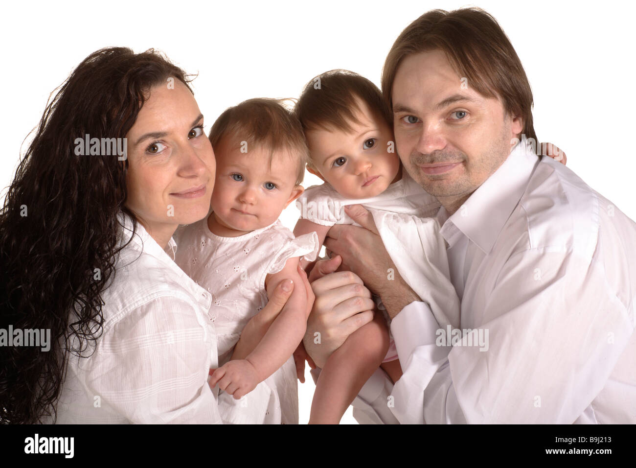 Eltern und Zwillinge, 10 Monate Stockfoto