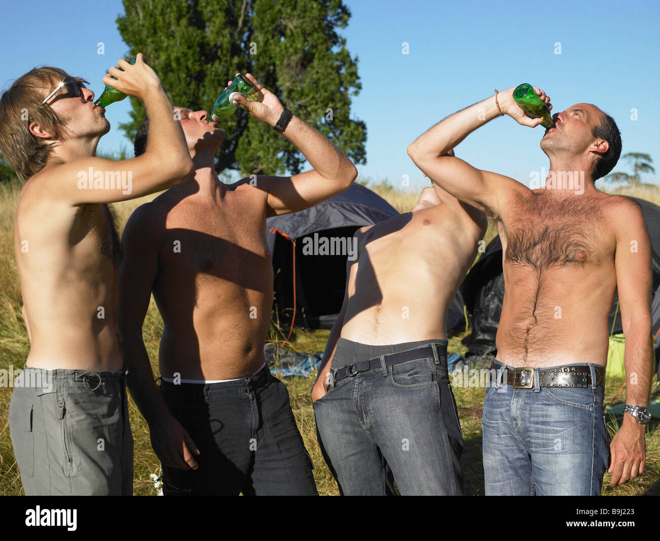 Männer trinken Bier auf einem festival Stockfoto