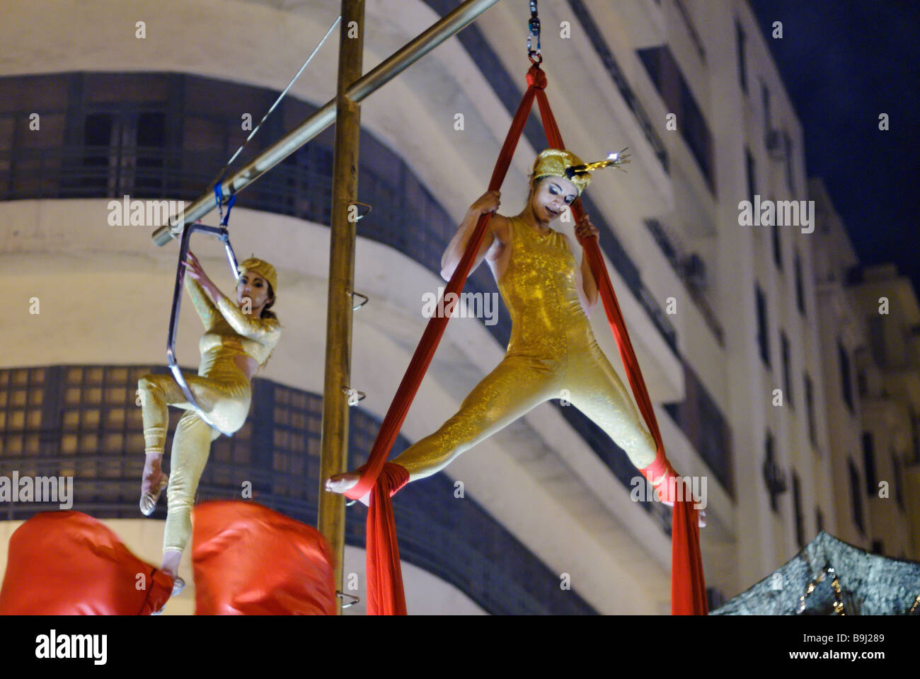 Acrobatic Straße Leistung während Las Fallas Festival feiern in Stadt von Valencia, Spanien Stockfoto