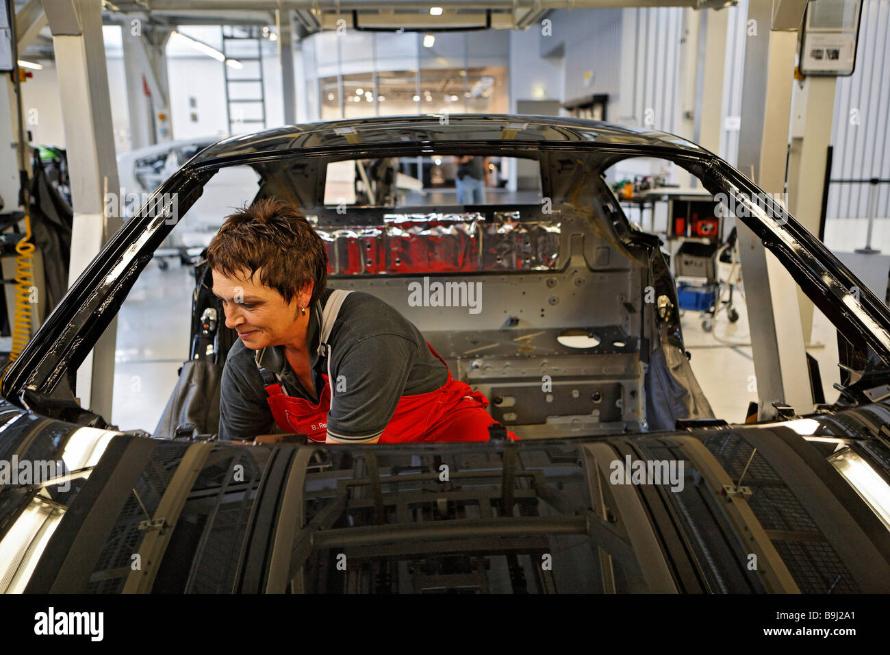 Eine der wenigen Frauen, die Arbeiten in der R8-Fertigung im Audi Werk Neckarsulm, Baden-Württemberg, Deutschland, Eu Stockfoto