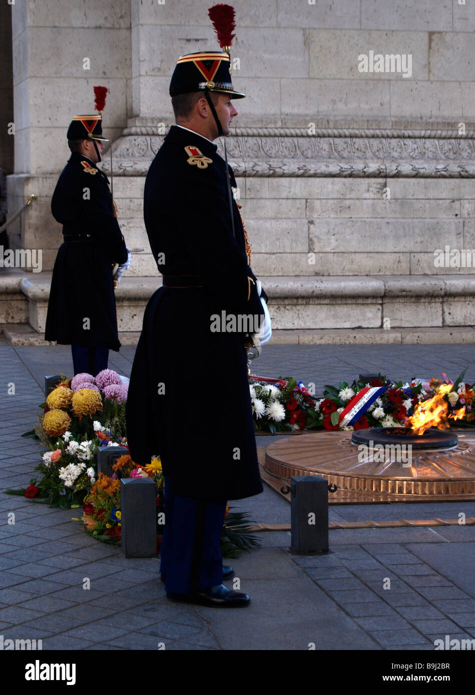 Die beiden Soldaten am Grab des unbekannten Soldaten, Bewachung der ewigen Flamme der Erinnerung unter dem Arc de Triomphe, Paris, Stockfoto