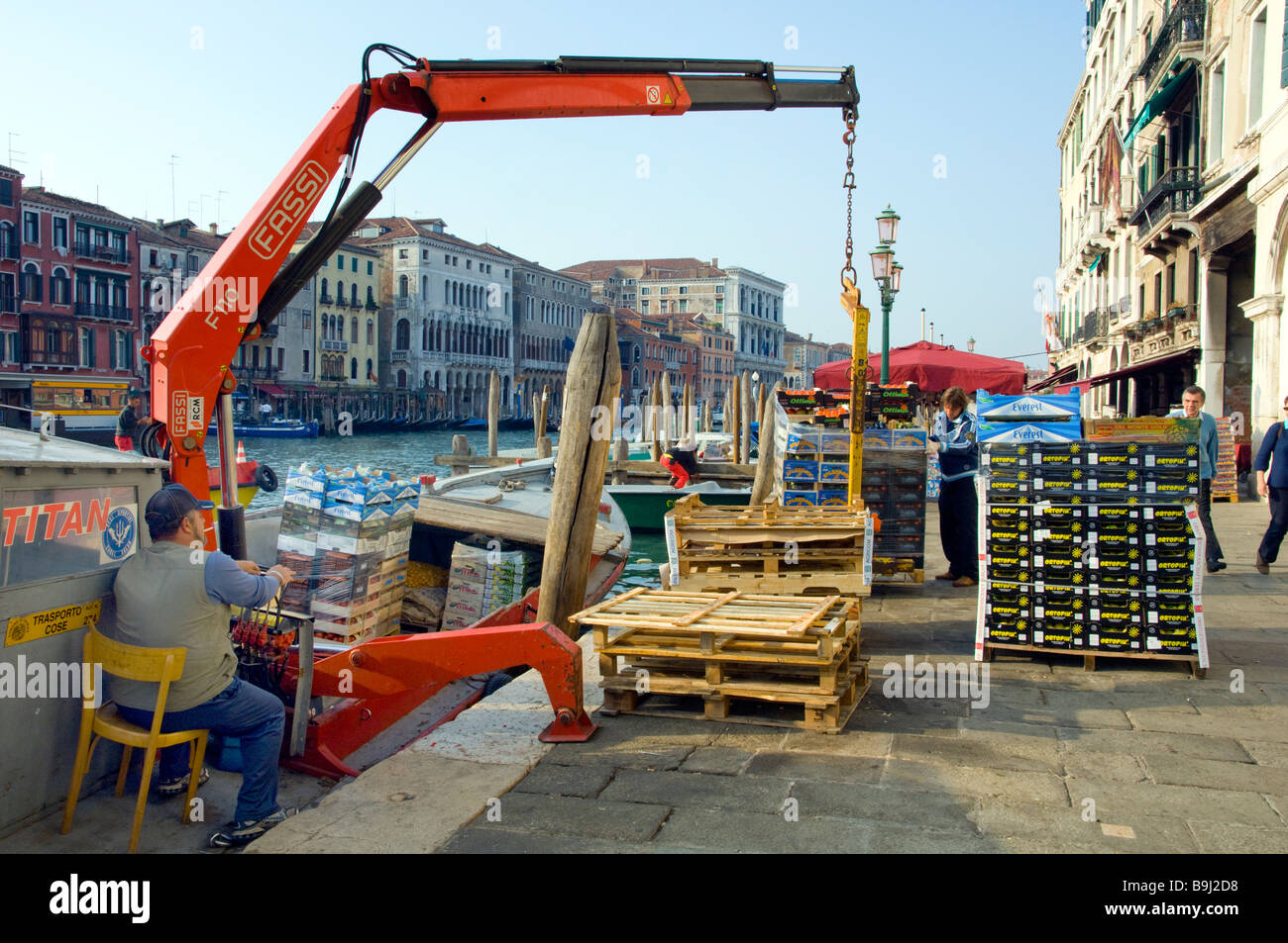 Der Canal Grande von Venedig Italien mit venezianischer Architektur Boote und Gondeln Stockfoto