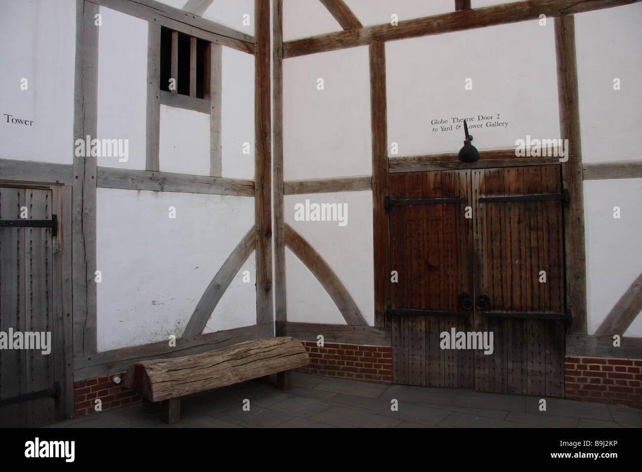 London England uk neue Shakespeare Globe Theater mock tudor Holz Holztür Stockfoto