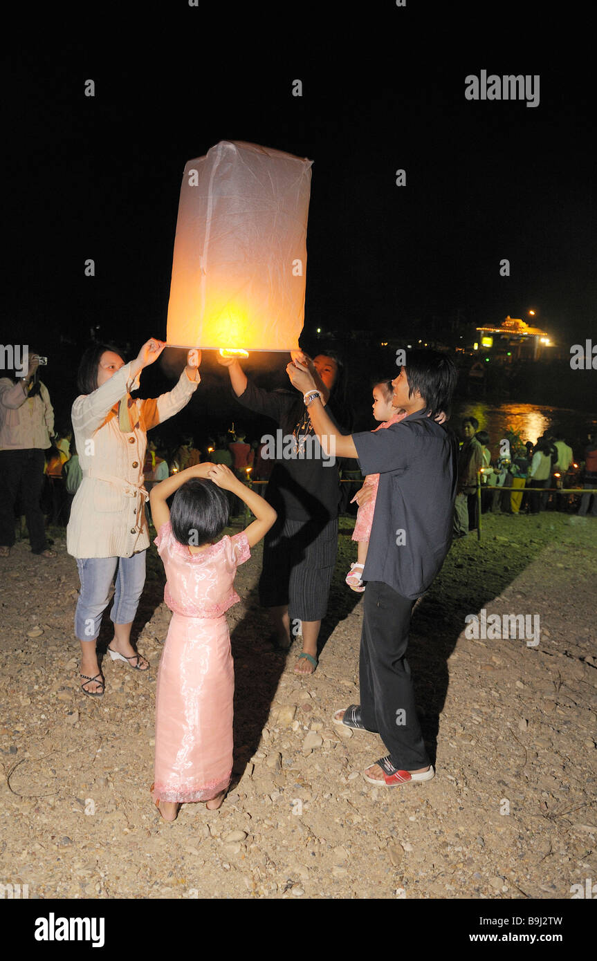 Loi Krathong Festival des Lichts am Fluss Yuan Menschen lassen Heißluftballons fliegen, Mae Sariang, Thailand, Asien Stockfoto