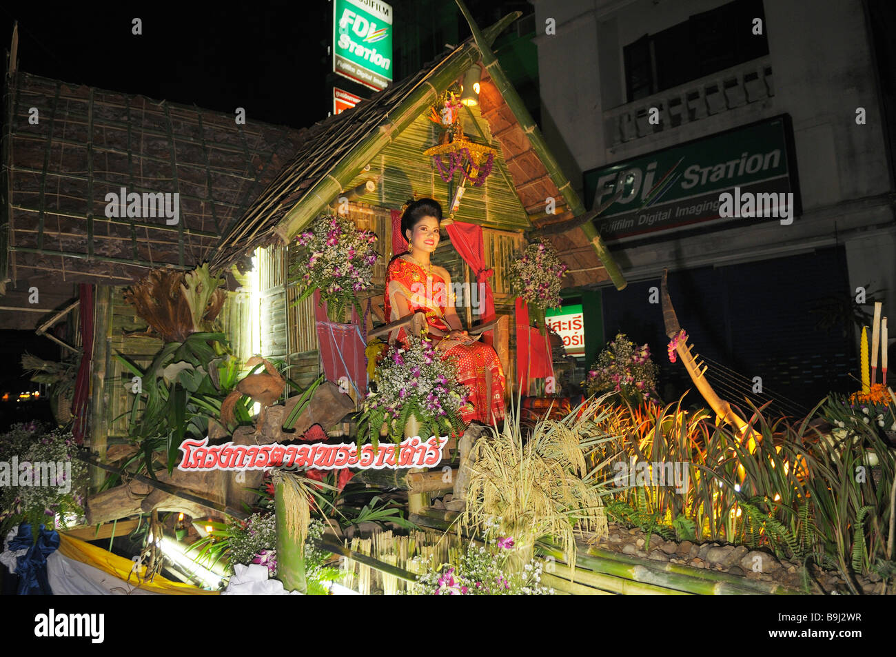 Loi Krathong Festival des Lichts, schweben in einer Parade durch die Innenstadt, Mae Sariang, Thailand, Asien Stockfoto