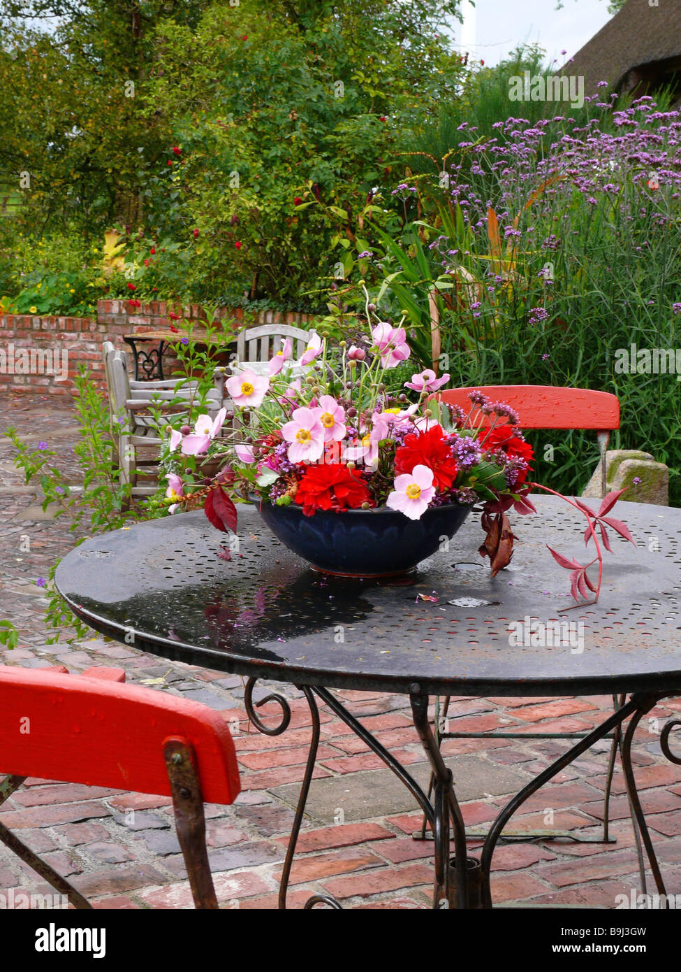 Gartenmöbel Blume-Schale Garten-Terrasse Garten-Gartentisch Stühle Tisch  Schale Blumen-Schmuck Blumen-Terrassenmöbel Stockfotografie - Alamy