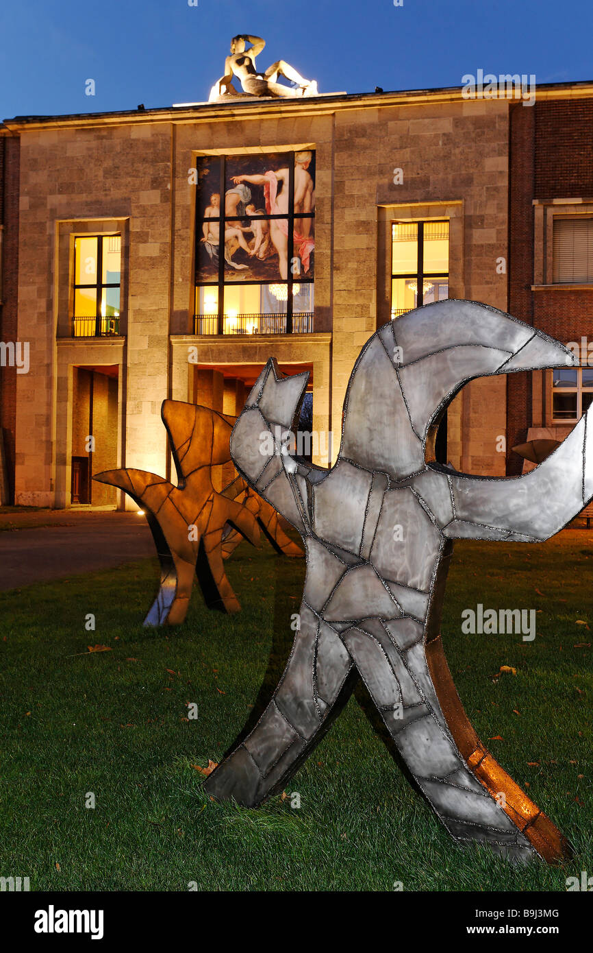 Ehrenhof, Museum Kunst Palast, Metall-Skulptur von polnischen Künstlerin Magdalena Abakanowicz, Dusk, Düsseldorf, Nordrhein-Westphali Stockfoto