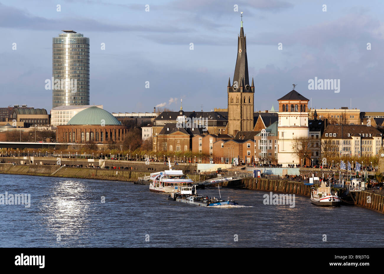 Stadtbild von Düsseldorf, Rheinpromenade, Victoria Turm, Schloßturm Lambertuskirche, North Rhine-Westphalia, Deutschland Stockfoto