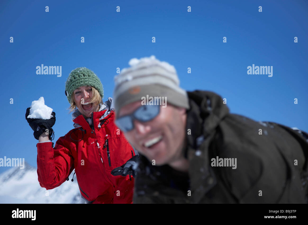 Junges Paar spielen im Schnee Stockfoto