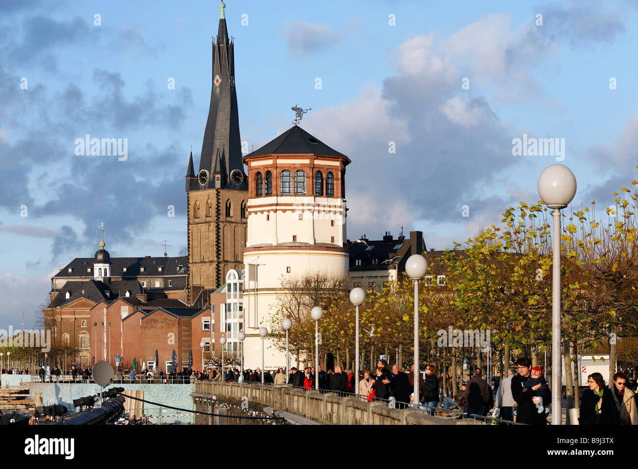Rheinpromenade und die Altstadt von Düsseldorf, seinen Turm Lambertuskirche, North Rhine-Westphalia, Deutschland, E Stockfoto
