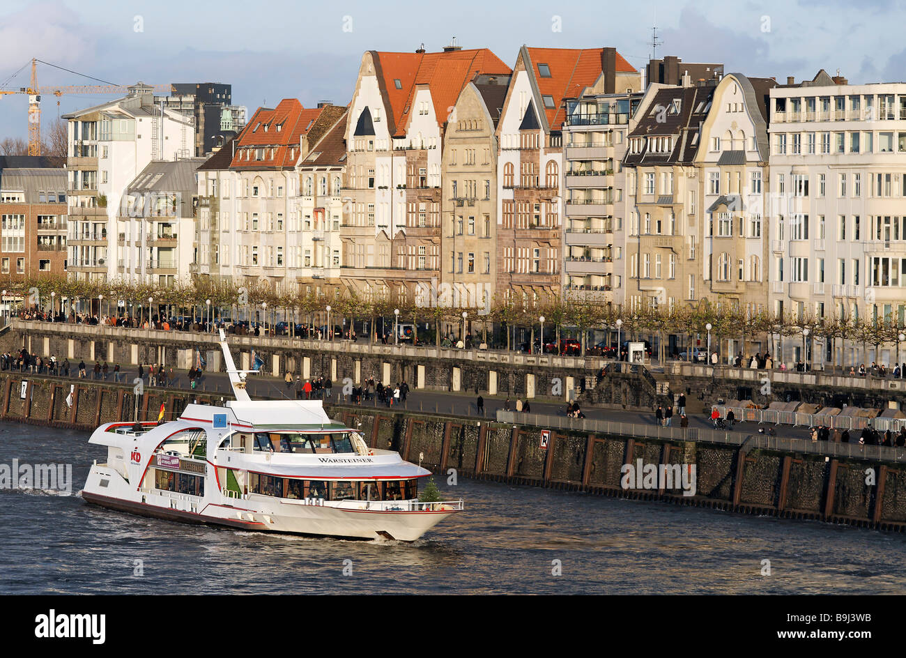 Mannesmann am Flussufer, cruise Schiff auf dem Rhein, Düsseldorf, Nordrhein-Westfalen, Deutschland, Europa Stockfoto