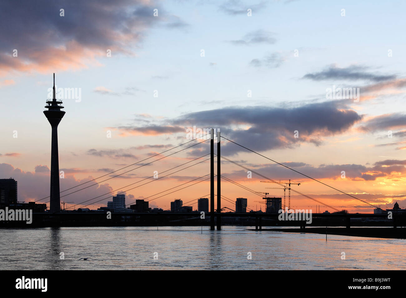 Stadtbild von Düsseldorf, Rhein, TV-Turm, Rheinkniebruecke Brücke, Sonnenuntergang, North Rhine-Westphalia, Deutschland, Euro Stockfoto