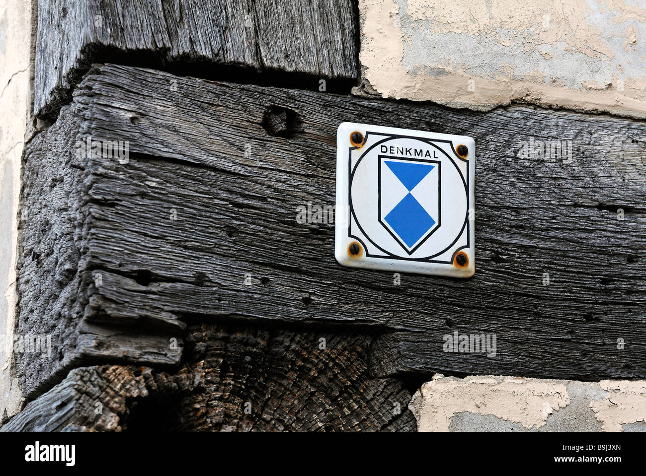 Memorial Insignia, verwelkte Balk eines mittelalterlichen Fachwerkhaus, Denkmalschutz, Deutschland. Europa Stockfoto