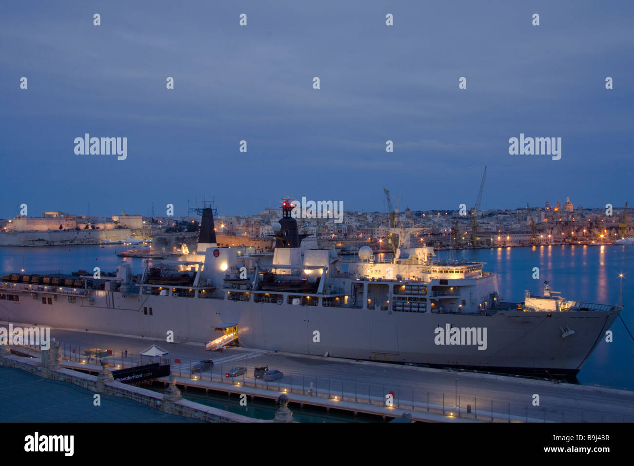 Königliche Marine Angriff Schiff HMS Bulwark festgemacht in Valletta Grand Harbour Stockfoto