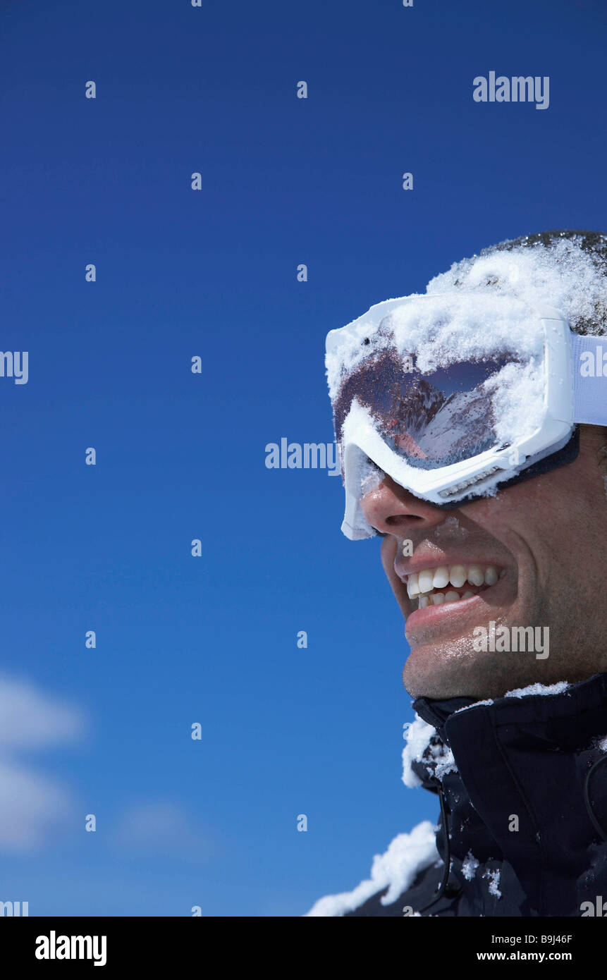 Menschen lachen, Gesicht mit Schnee bedeckt Stockfoto