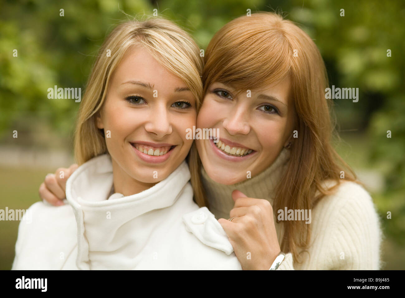 Junge Frau mit ihrer Freundin Stockfoto