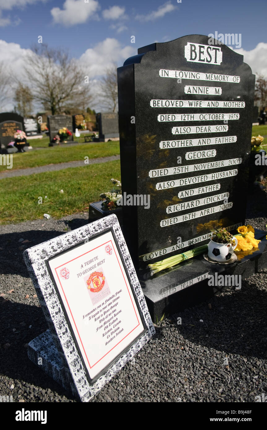 Das Grab von George Best, Nordirland Fußball Spieler/Fußballer. Tribut von einem Fan von der Seite. Stockfoto