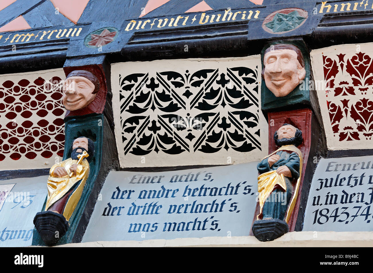 Historiic Rathaus von Wernigerode, geschnitzte Dekoration über dem Eingang, Harz, Sachsen-Anhalt, Deutschland, Europa Stockfoto