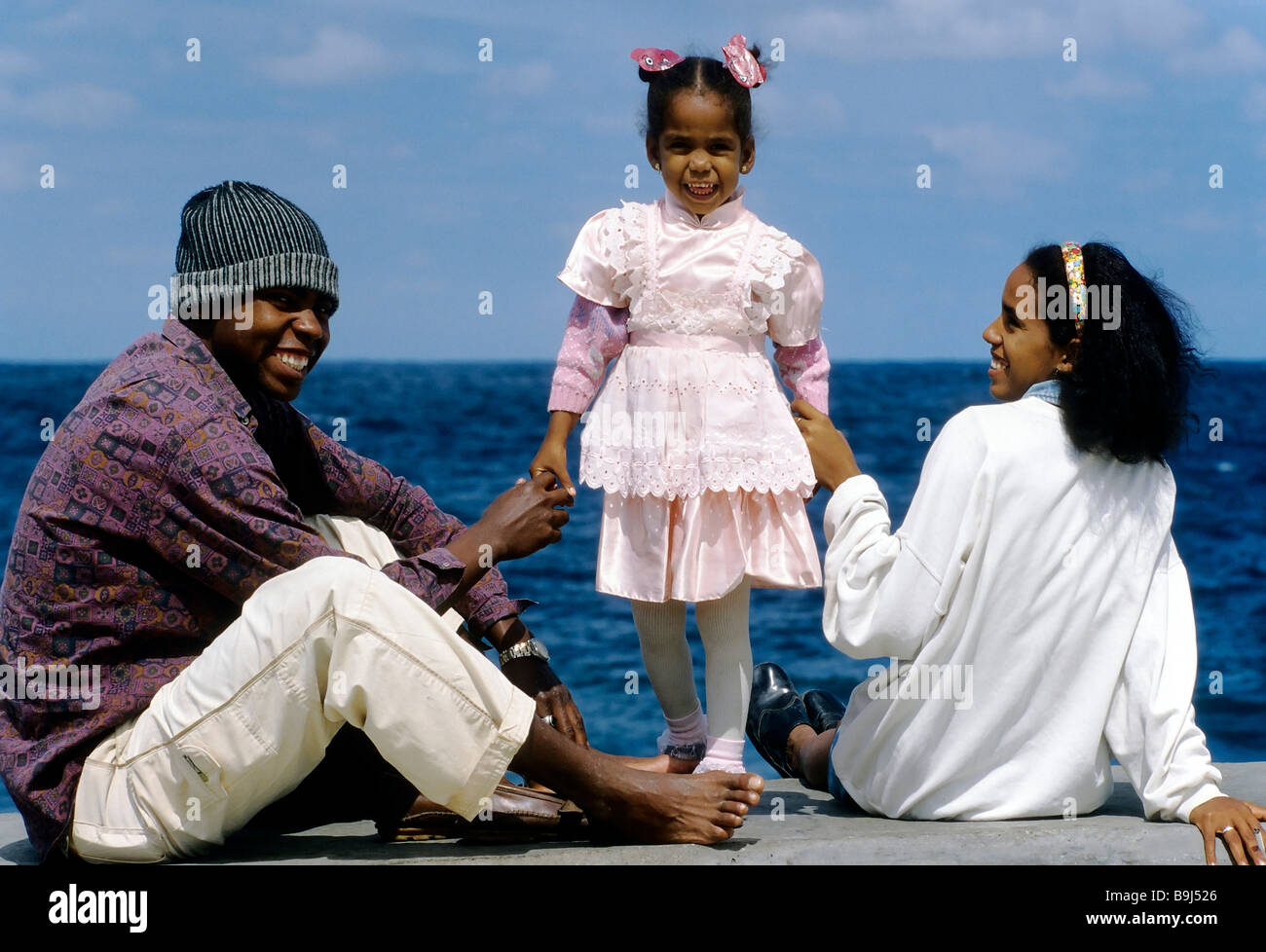 Junge farbige Familie stolz präsentieren ihre aufgedonnerten Tochter, Malecon, Havanna, Kuba, Caribbean Stockfoto