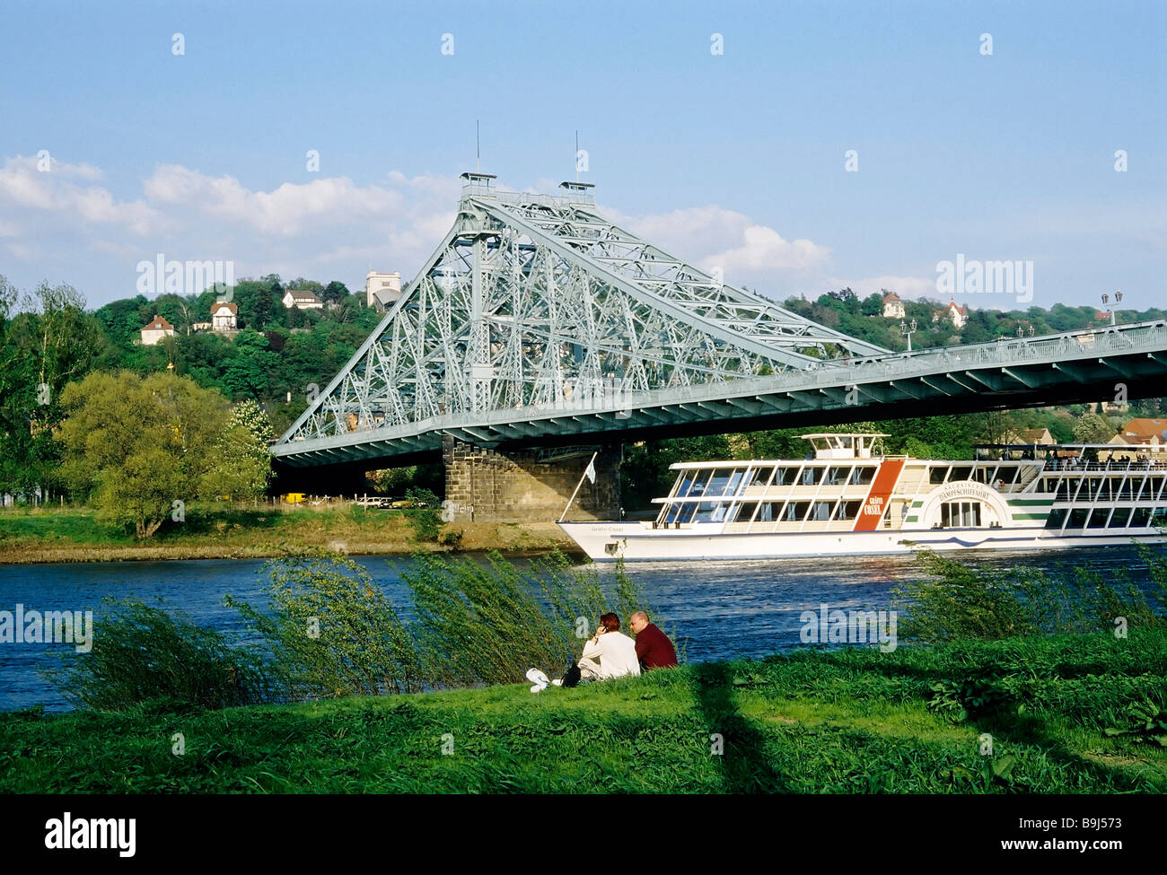 Blaues Wunder, historische Elbe-Fluss-Brücke zwischen Loschwitz und Blasewitz, Dampfer, Dresden, Sachsen, Deutschland, Europa Stockfoto