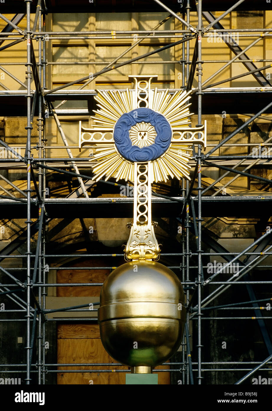 8 Meter hohe Kuppel mit einer vergoldeten Corona vor Gerüst Kreuz, Versöhnung zu überqueren, aus Großbritannien, Wiederaufbau Stockfoto