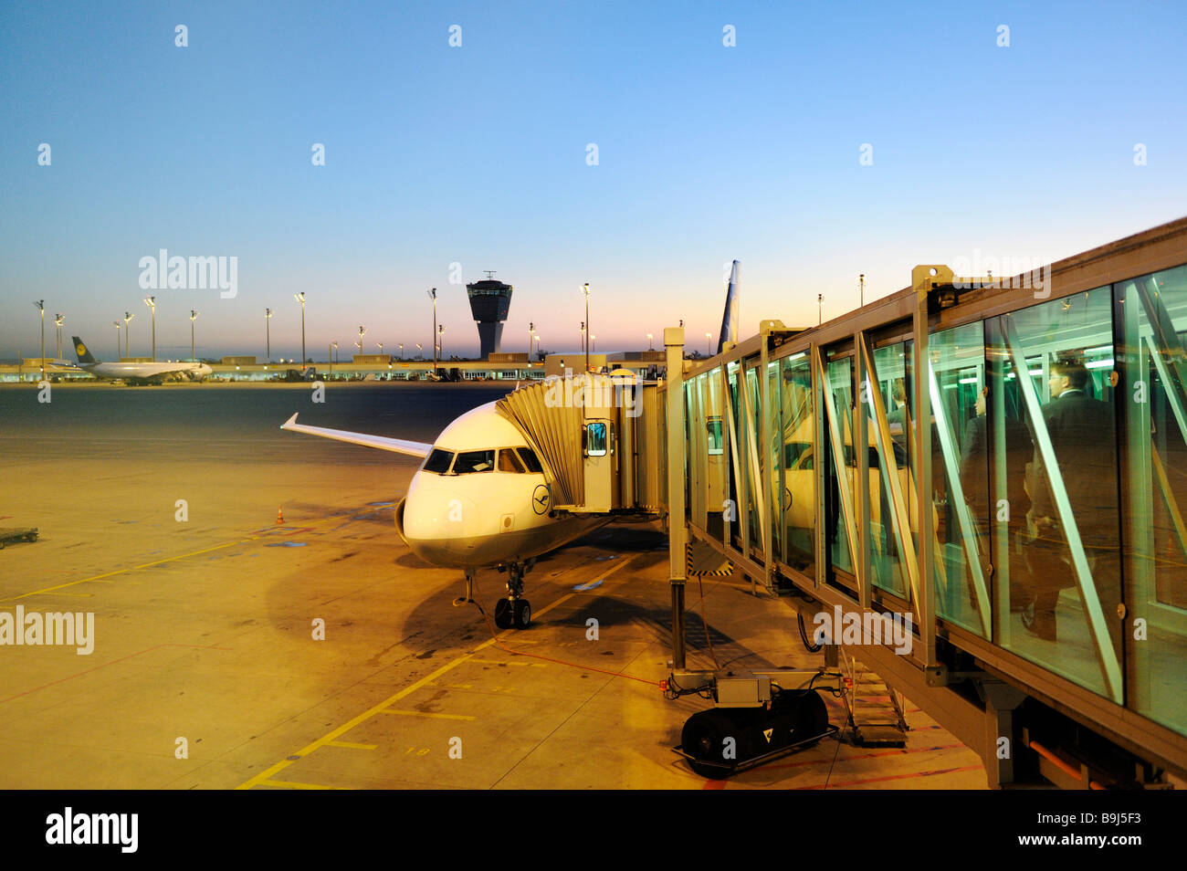Einstieg ins Flugzeug am frühen Morgen bei Sonnenaufgang, Fahrgäste in einem Flugzeug, Flughafen München, Bavaria, Germany Stockfoto