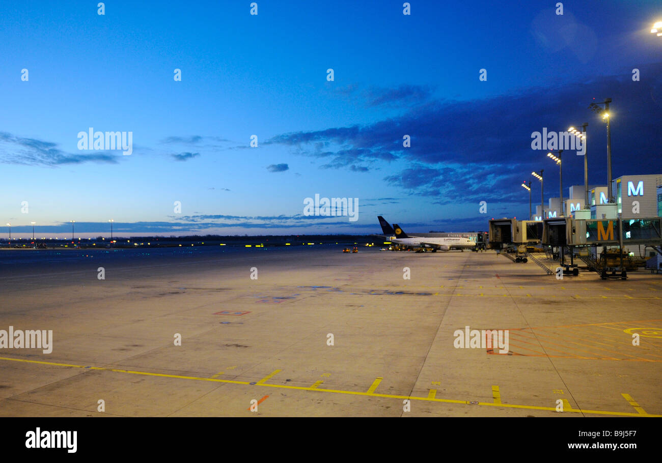 Flughafen-terminal am frühen Morgen bei Sonnenaufgang, München, Bayern, Deutschland Stockfoto