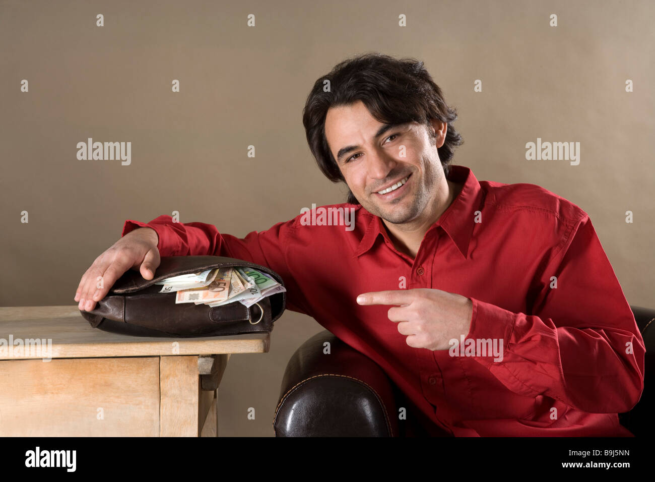 Junger Mann mit einer Tasche voller Geld Stockfoto