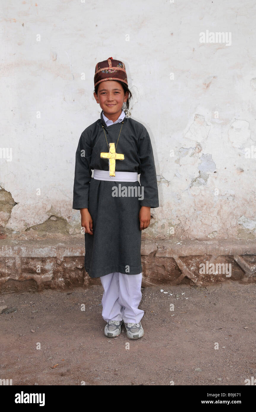 Ladakhi Kind trägt einen Tracht mit einem christlichen Kreuz, Leh, Ladakh, Nord-Indien, Himalaya, Asien Stockfoto