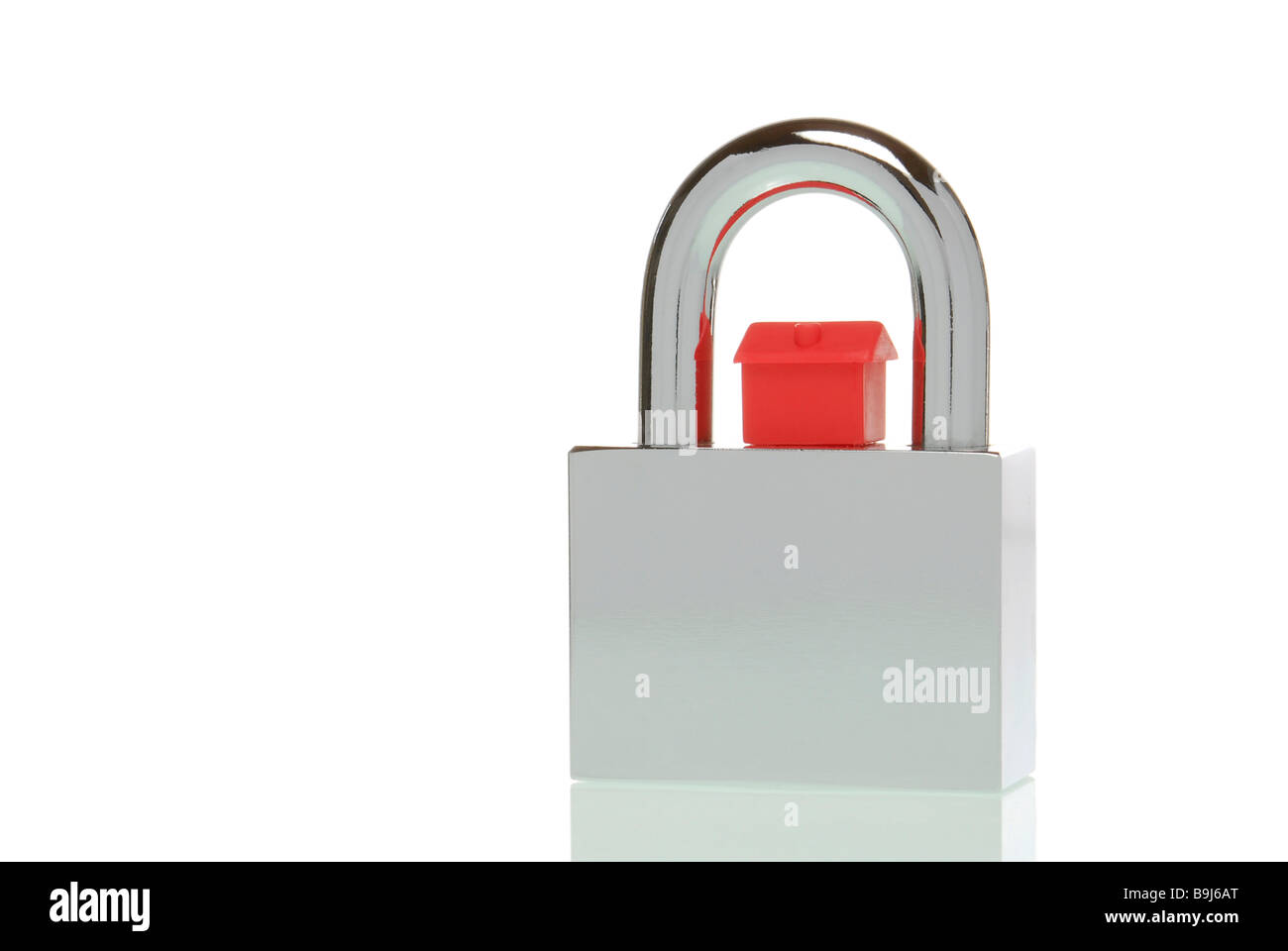 Kleines Haus auf einem Vorhängeschloss, Symbol für Immobilienmarkt im Internet Stockfoto