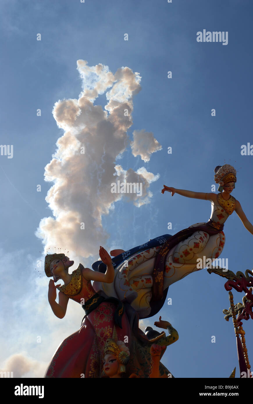 Feuerwerk und Böllern am Dia de San Jose, Denia, Provinz Alicante, Las Fallas Fiesta, Comunidad Valenciana, Spanien Stockfoto