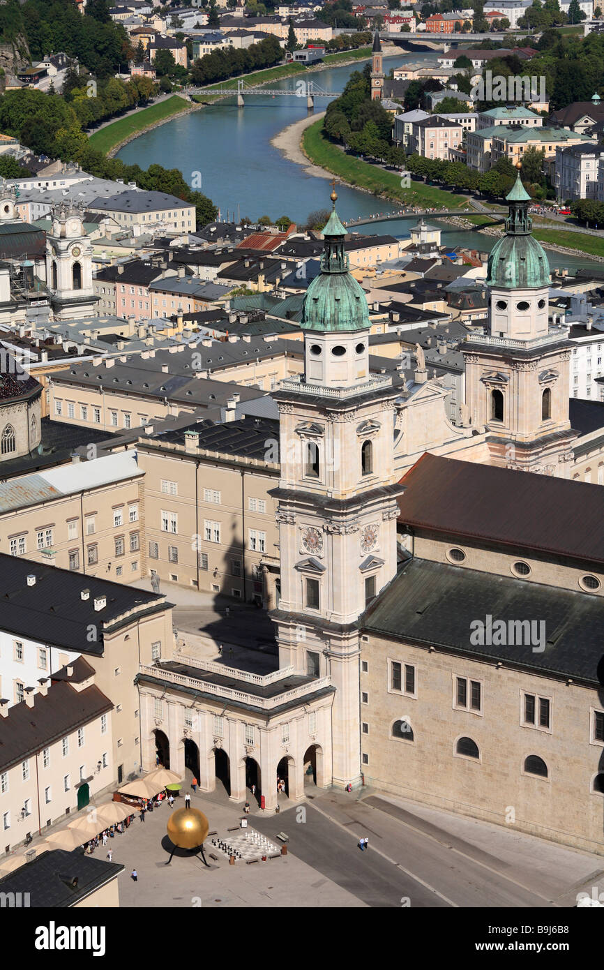Altstadt von Salzburg, Kapitelplatz und Dom, Blick von der Festung Hohensalzburg, Festung Hohensalzburg, Salzburg Stockfoto