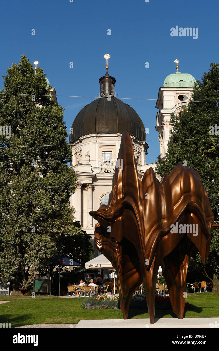 Moderne Bronze-Skulptur "Claudron" von Tony Cragg, Makartplatz, Holy Trinity Church, Salzburg, Österreich, Europa Stockfoto