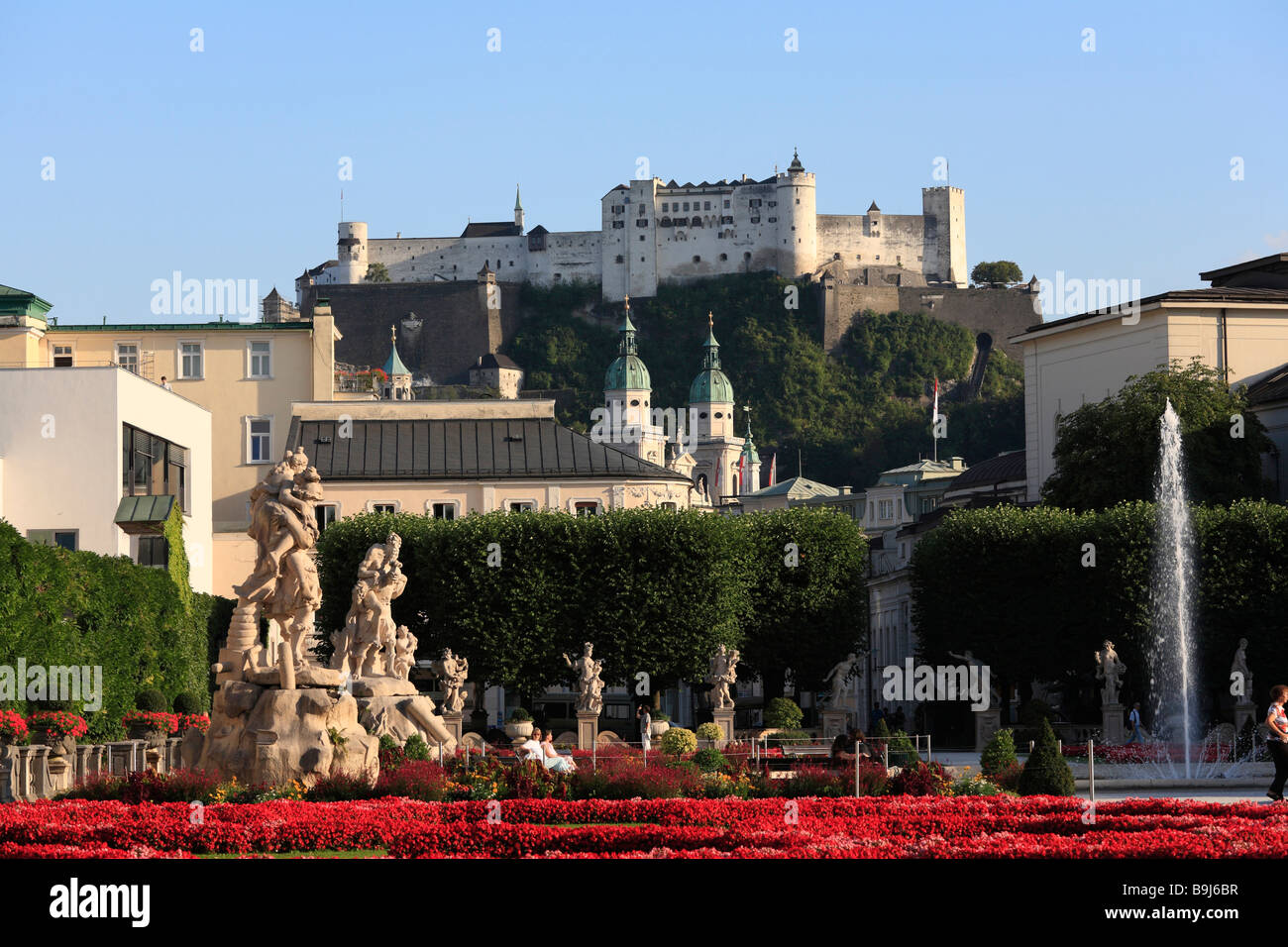 Mirabellgarten mit Raptus Gruppe Skulpturen, Dom, Festung Hohensalzburg, Festung Hohensalzburg, Salzburg, Österreich, Eur Stockfoto