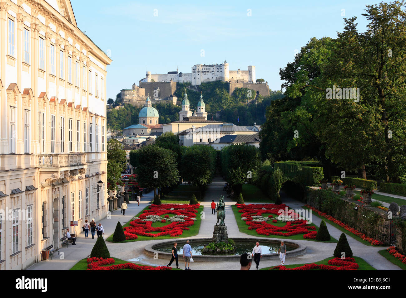 Schloss Mirabell und Mirabellgarten mit Pegasus-Brunnen, Dom, Festung Hohensalzburg, Festung Hohensalzburg, Salzburg, Stockfoto