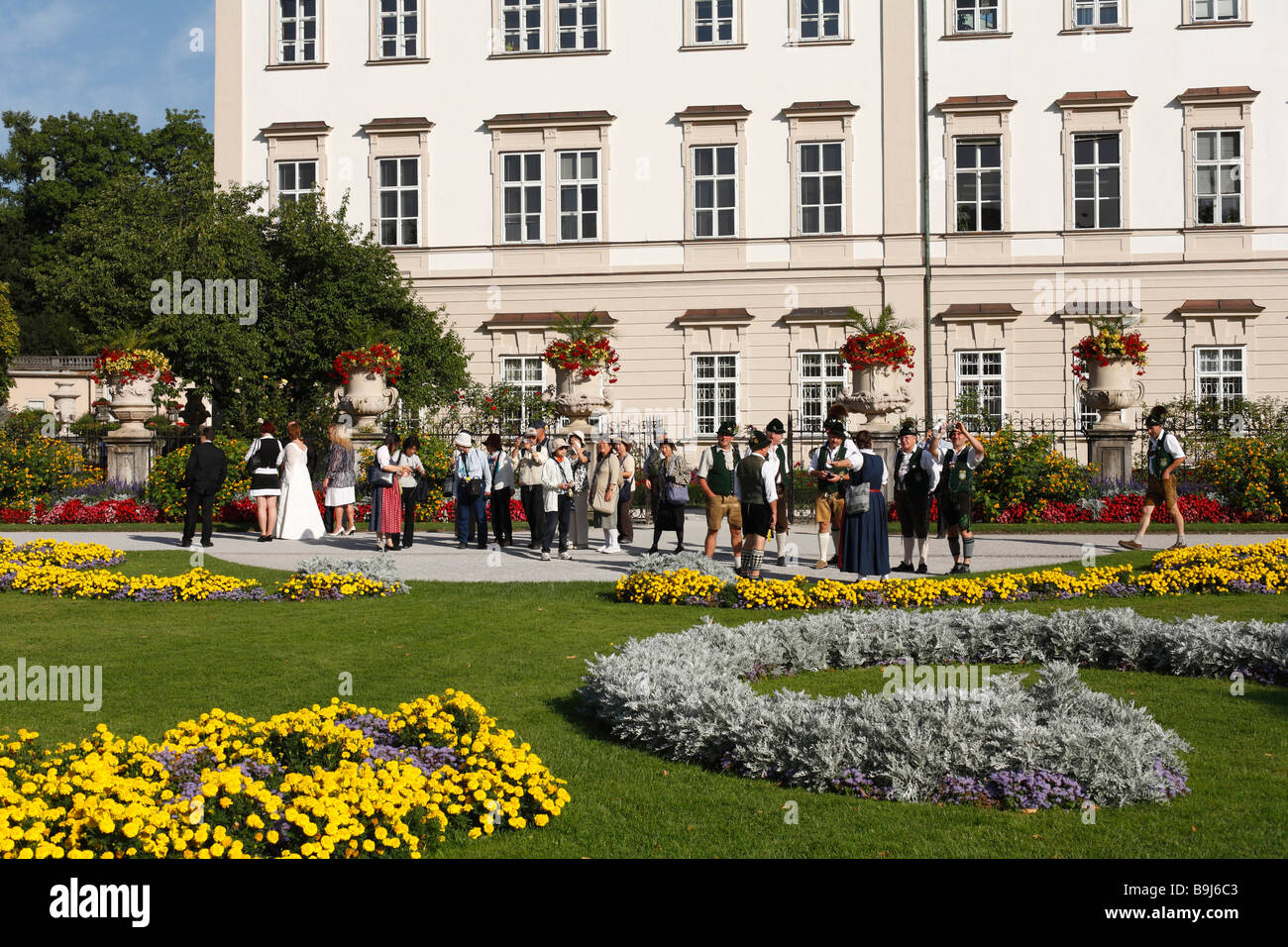 Gruppe von Touristen im Mirabellgarten, Schloss Mirabell, Salzburg, Austria, Europe Stockfoto