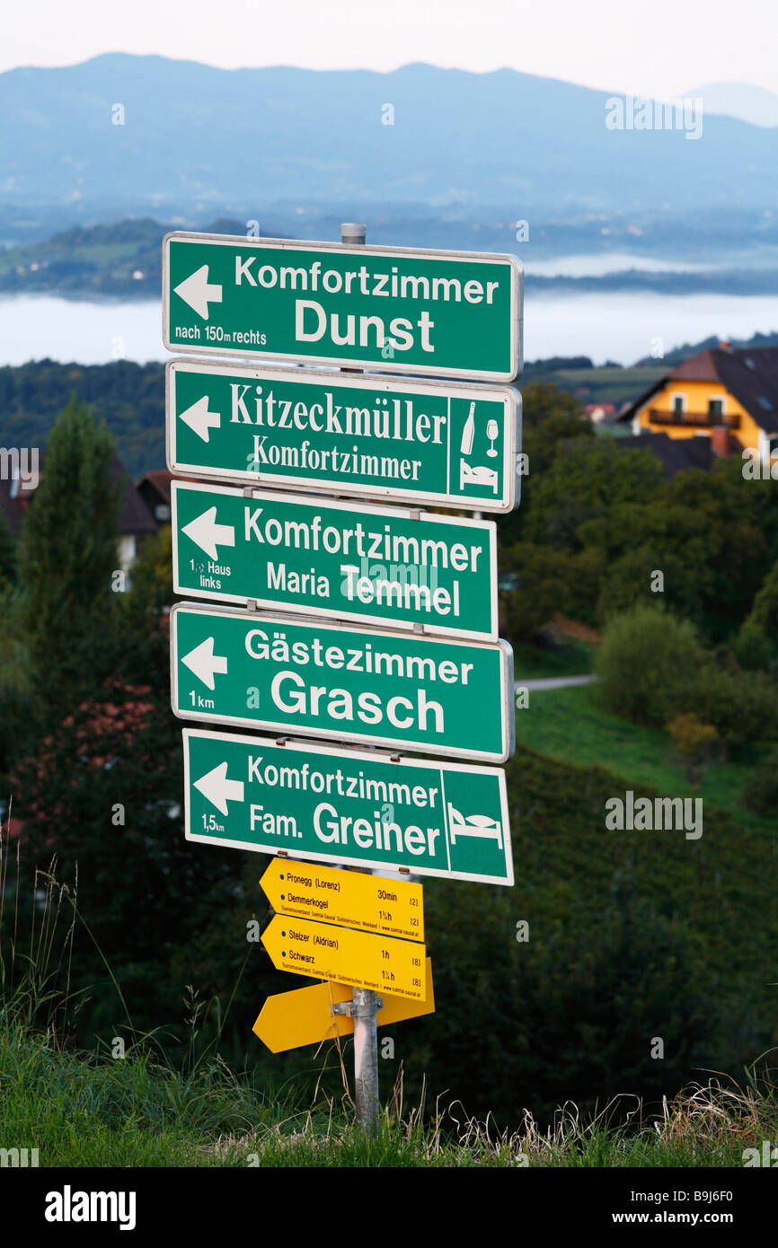 Richtung Zeichen für Unterkünfte, Kitzeck Im Sausal, Sausaler Weinstraße, Weinbau-Region, Steiermark, Österreich, Europa Stockfoto