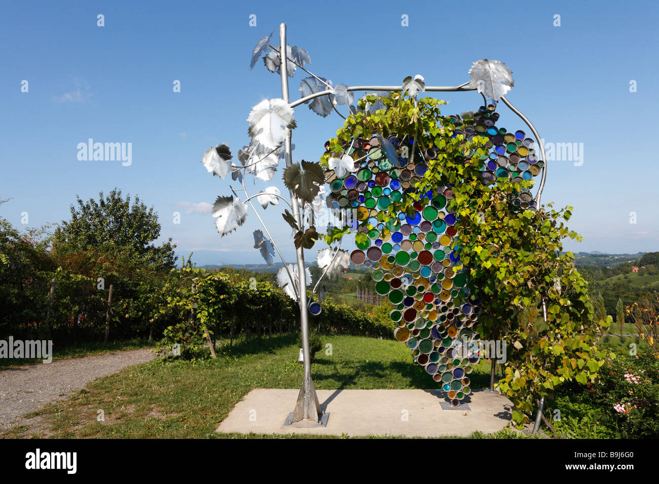 Die größte Weintraube der Welt durch Künstler Willibald Trojan am Eorykogel, Glanz ein der Weinstraße, Steiermark, Österreich, Europa Stockfoto
