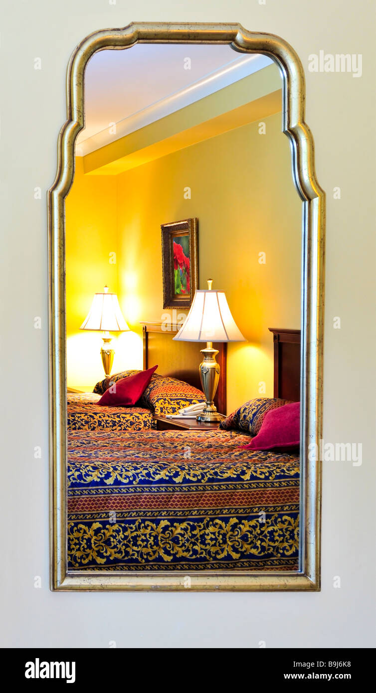 Schlafzimmer Innenraum spiegelt sich im Spiegelbild an der Wand ist mein eigenes Stockfoto