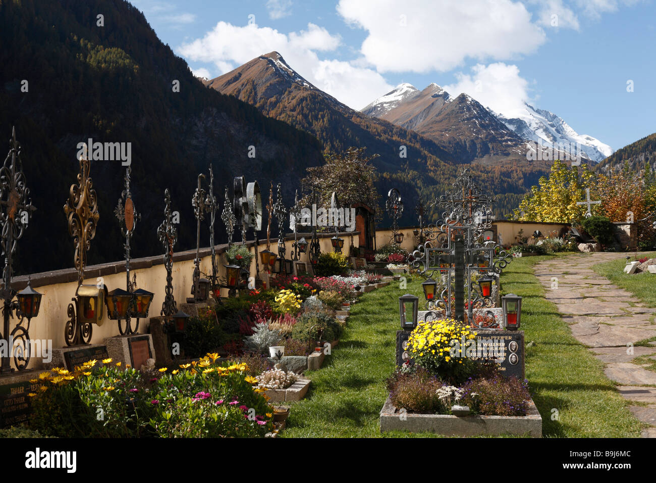 Friedhof in Heiligenblut Grossglockner Mountain, Nationalpark Hohe Tauern, Kärnten, Austria, Europe Stockfoto