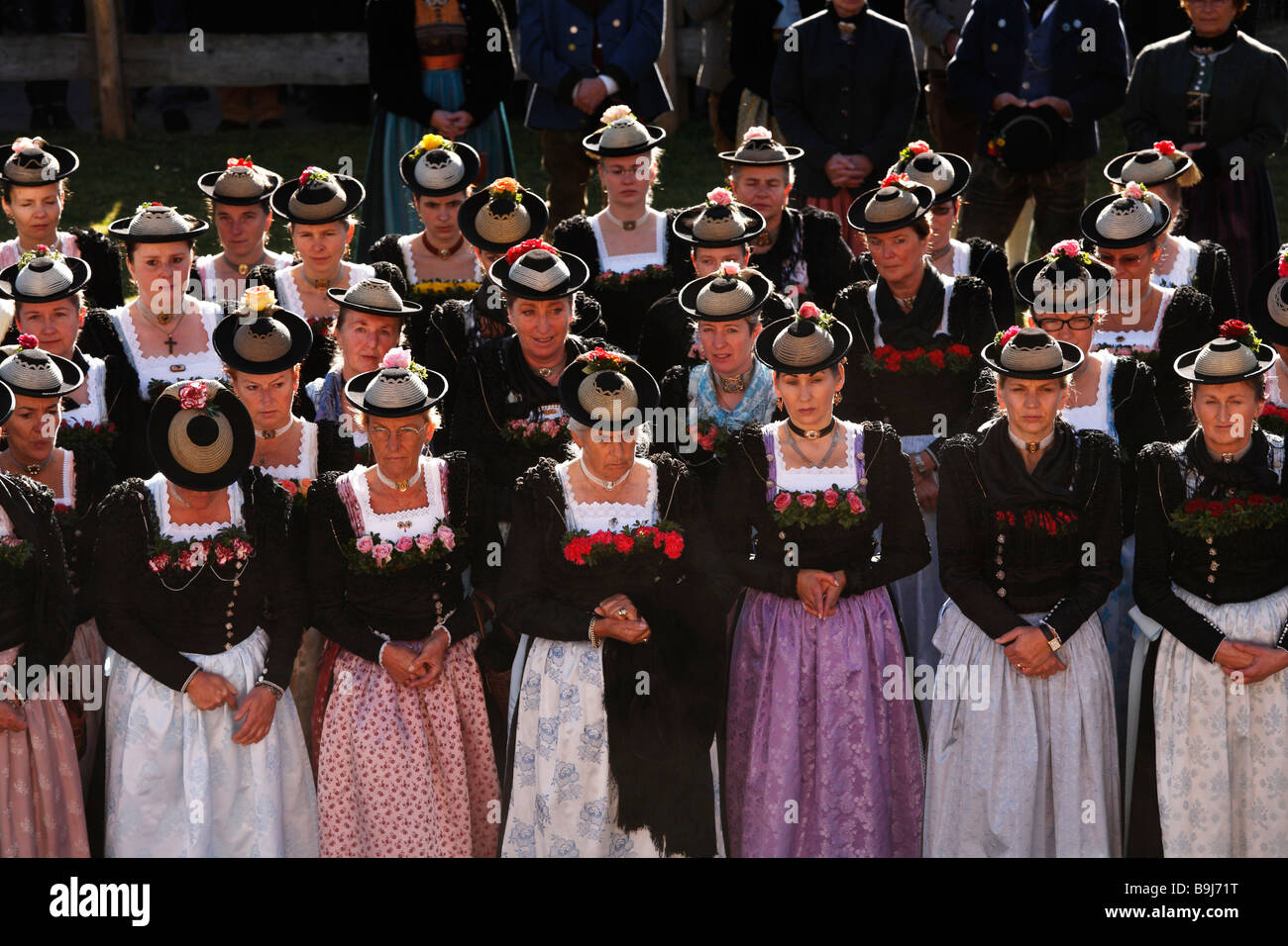 Frauen tragen traditionelle Kostüme während der Messe auf Leonhardifahrt, der Festtag des Heiligen Leonhard Noblac Kreuth Stockfoto