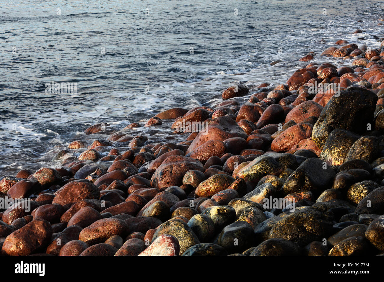 Roten und schwarzen Steinen am Strand, Playa de Santiago, La Gomera, Kanarische Inseln, Spanien, Europa Stockfoto