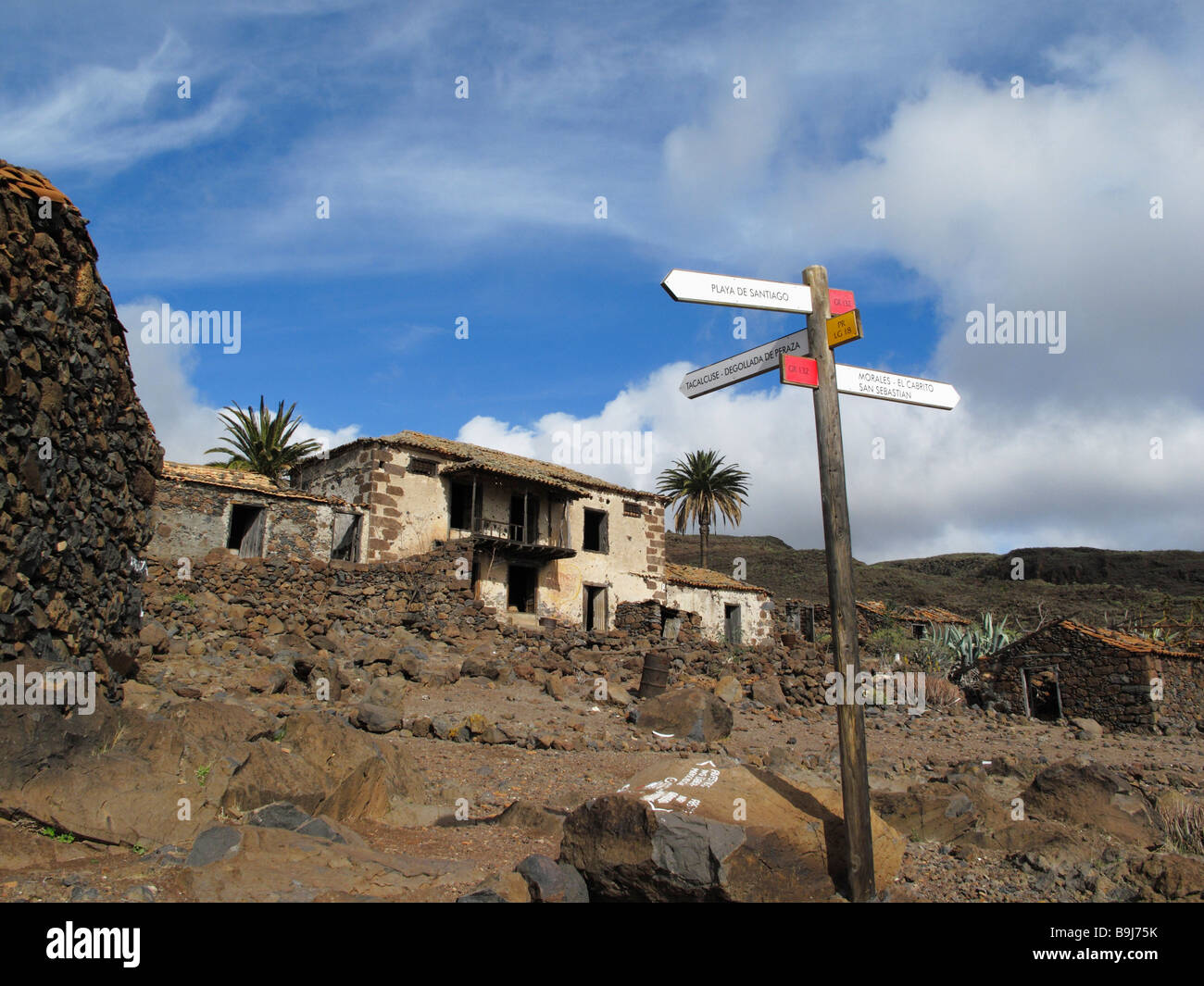 Wegweiser und verlassene Häuser in Contreras in der Nähe von Playa Santiago, La Gomera, Kanarische Inseln, Spanien, Europa Stockfoto