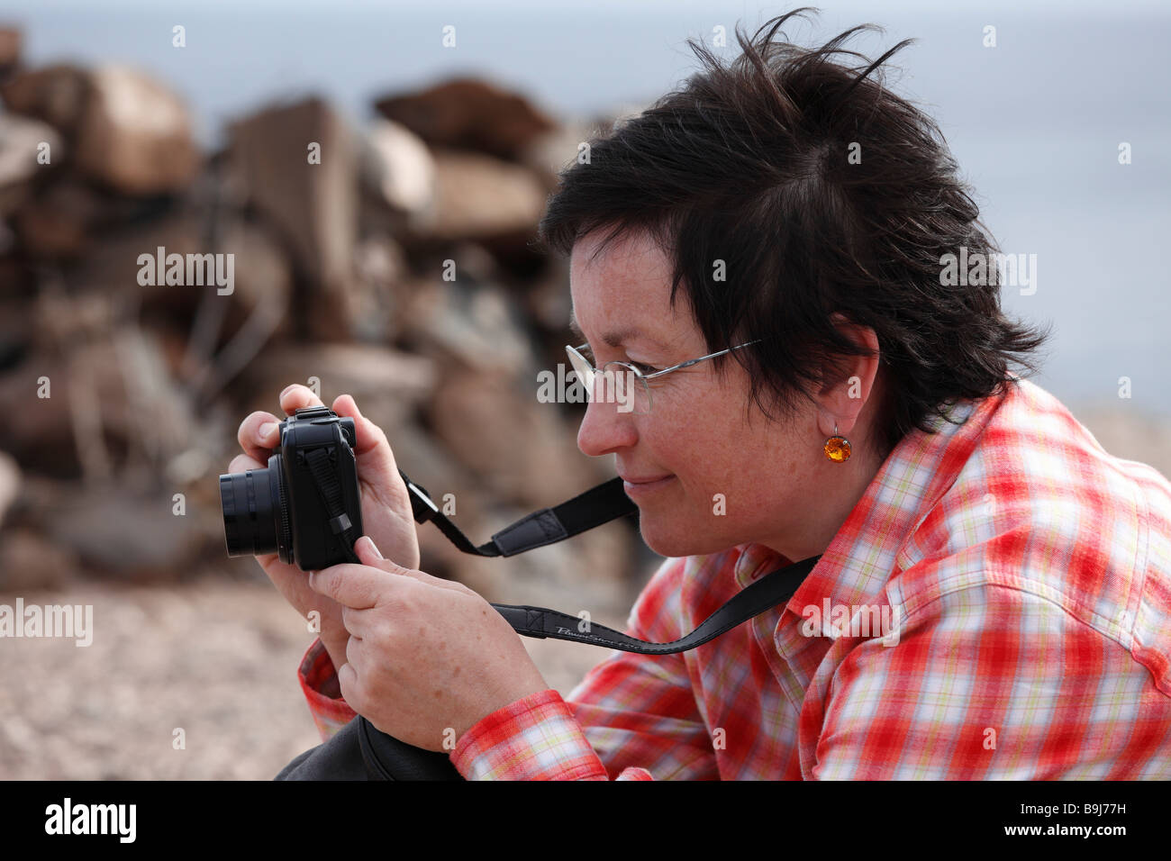 Frau, die ein Bild mit einer Kompaktkamera, La Gomera, Kanarische Inseln, Spanien, Europa Stockfoto