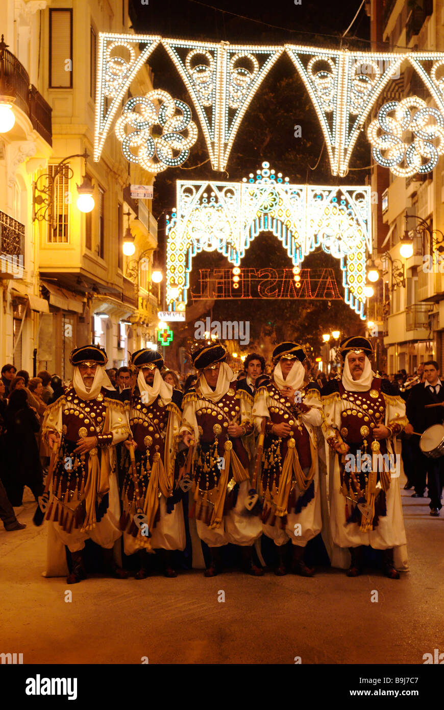 Trachtenumzug des arabischen Invasoren Moros während Las Fallas feiern in den Straßen von Valencia, Spanien Stockfoto